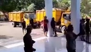 Tiga Bulan Gaji Tak Dibayarkan, Ratusan Petugas Kebersihan Tuntut Pemda Kolaka