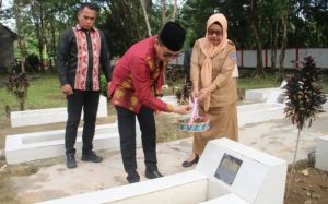 Peringati HUT Kolaka ke-64, Ketua DPRD Ziarah di Taman Makam Pahlawan