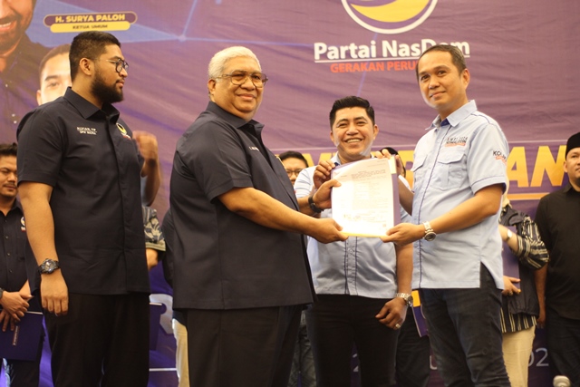 NASDEM Serahkan B1 KWK pada Pasangan BERAMAL di Pilkada Kolaka