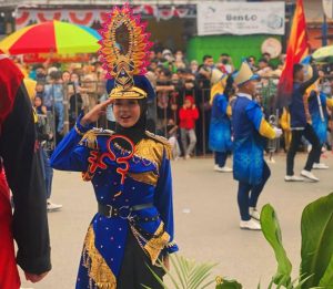 Bersama Marching Band Al-Kahfi MAN 1 Kolaka, Mutiara Putri Naysila Tampil Memukau
