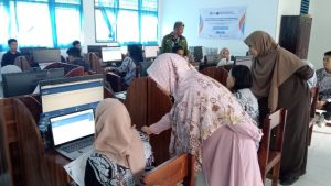 Tim PKM USN Kolaka Serahkan Paket LMS di SMPN 1 Tinondo