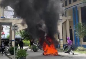 Puluhan Mahasiswa, Gelar Unjuk Rasa di Depan Kampus IAIN