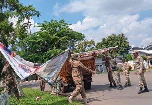 Gunakan Kendaraan “crane” KPU Kolaka Turunkan APK Paslon