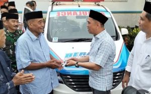 Tunaikan Nazarnya, Bupati dan Wakil Bupati Kolaka Serahkan Bantuan Ambulance Setiap Kecamatan