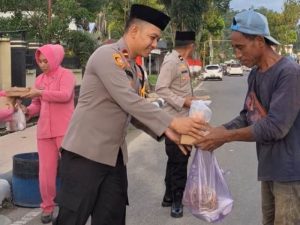Pererat Hubungan Baik dengan Masyarakat, Polsek Kolaka Berbagi Takjil