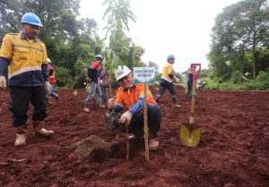 ANTAM UBPN Kolaka, Rayakan Hari Lingkungan Hidup Sedunia dengan Aksi Penanaman Pohon