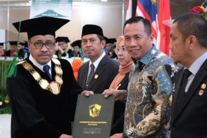 Wakil Ketua II DPRD Kolaka , Terima Penghargaan Alumni Terbaik