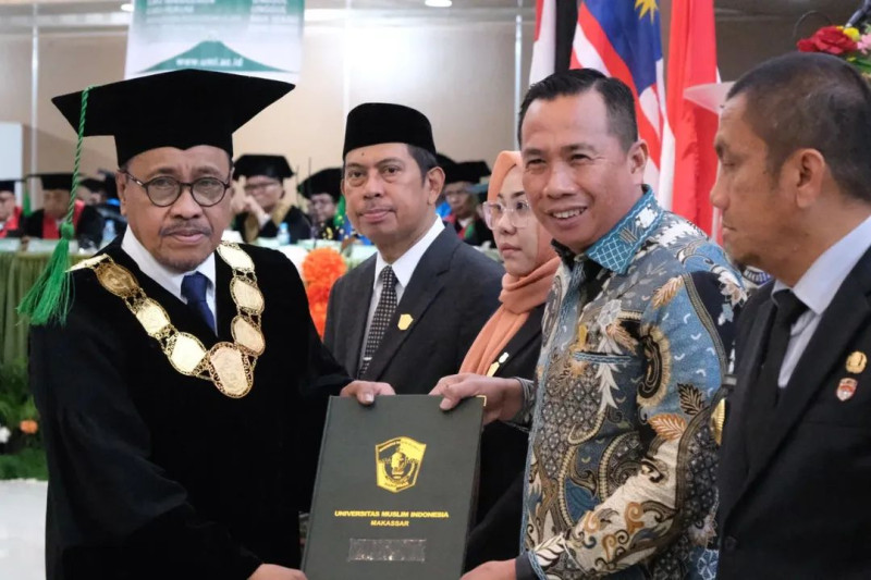 Wakil Ketua II DPRD Kolaka , Terima Penghargaan Alumni Terbaik