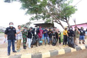 Libatkan Masyarakat, PT ANTAM Tbk Kembali Menggelar Bersih-Bersih Pantai dan Pasar di Kolaka