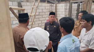 Bupati Kolaka Tinjau Pengerjaan Bantuan Rumah Layak Huni untuk Masyarakat Kurang Mampu