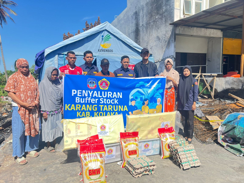 Karang Taruna Kolaka Serahkan Bantuan Buffer Stock pada Korban Kebakaran