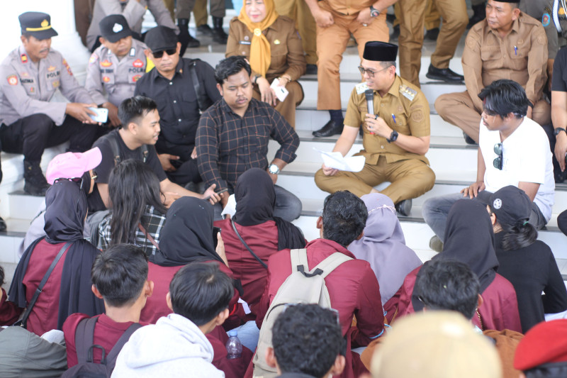 Bupati Kolaka Duduk Bersama Berdialog dengan Demonstran