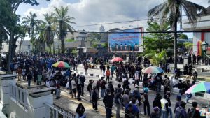 Suarakan 7 Tuntutan, Ribuan Mahasiswa dan Masyarakat Kepung Gedung DPRD Sultra