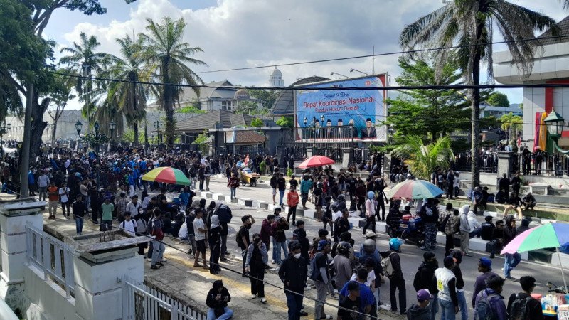Suarakan 7 Tuntutan, Ribuan Mahasiswa dan Masyarakat Kepung Gedung DPRD Sultra