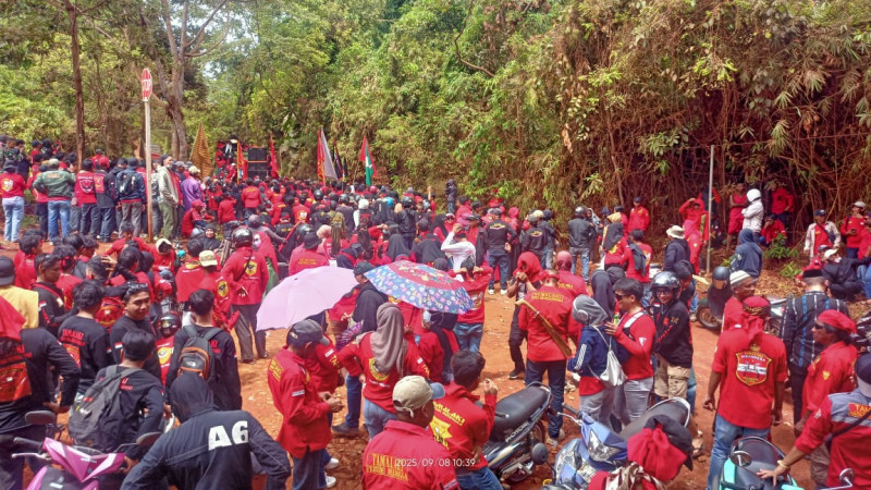 Ratusan Masyarakat Adat Blokade Jalur Produksi PT Vale di Kolaka